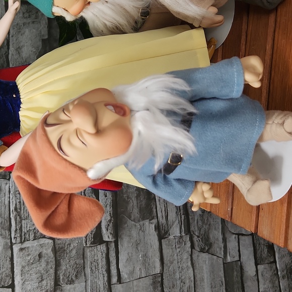 Ashton Drake Snow White & 7 Dwarfs Porcelain Doll Set - Picture 8 of 13